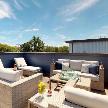 Rooftop Deck With City View Modern Charming